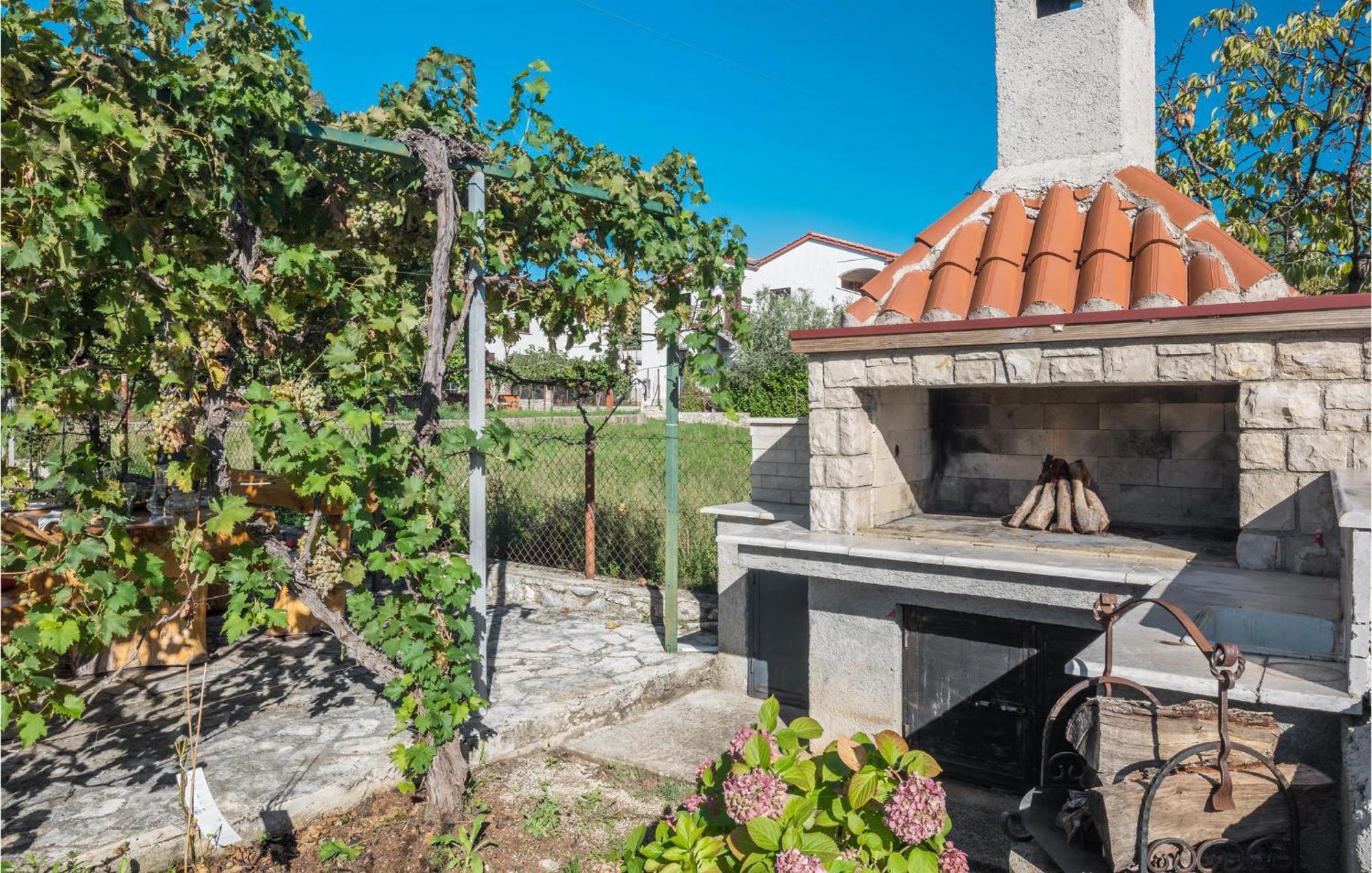 Gorgeous Apartment In Musalez With Kitchen Exterior photo